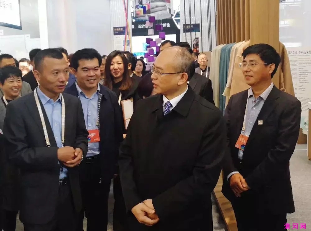 河北省省长许勤参观展区