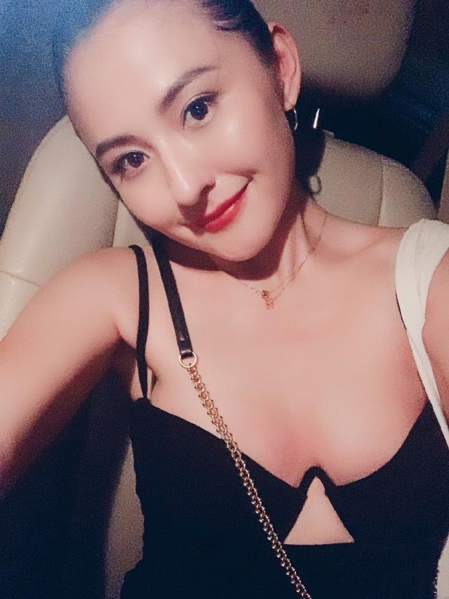 热依扎穿低胸吊带