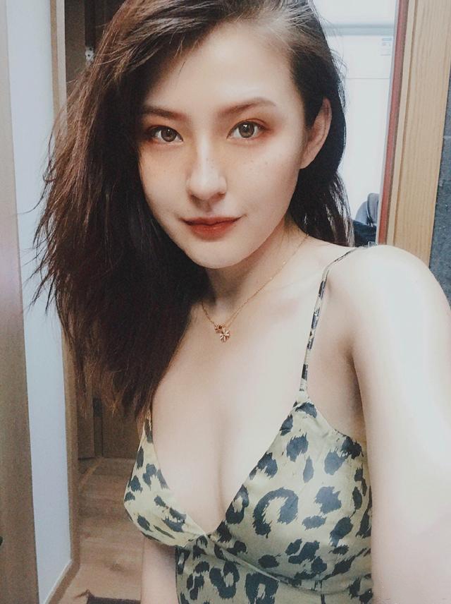 热依扎穿低胸吊带