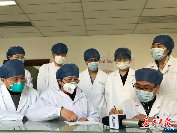李兰娟院士（第一排中间）与武汉大学人民医院医生交流新的治疗方案