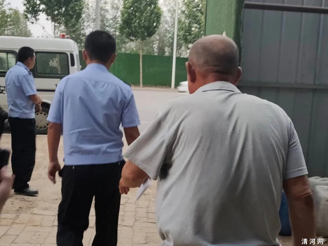 清河张某在黄河街与华山路交叉口附近蓄意点燃秸秆被拘留五日！