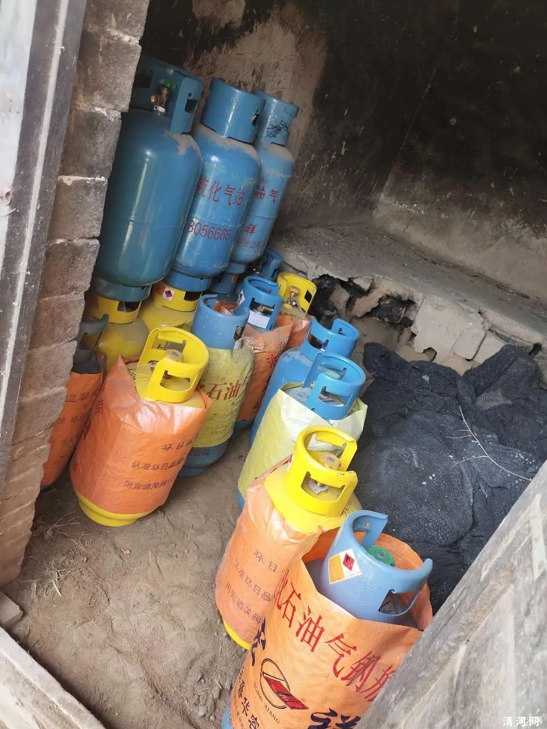 武家那村一民居内存储大量气瓶被查！