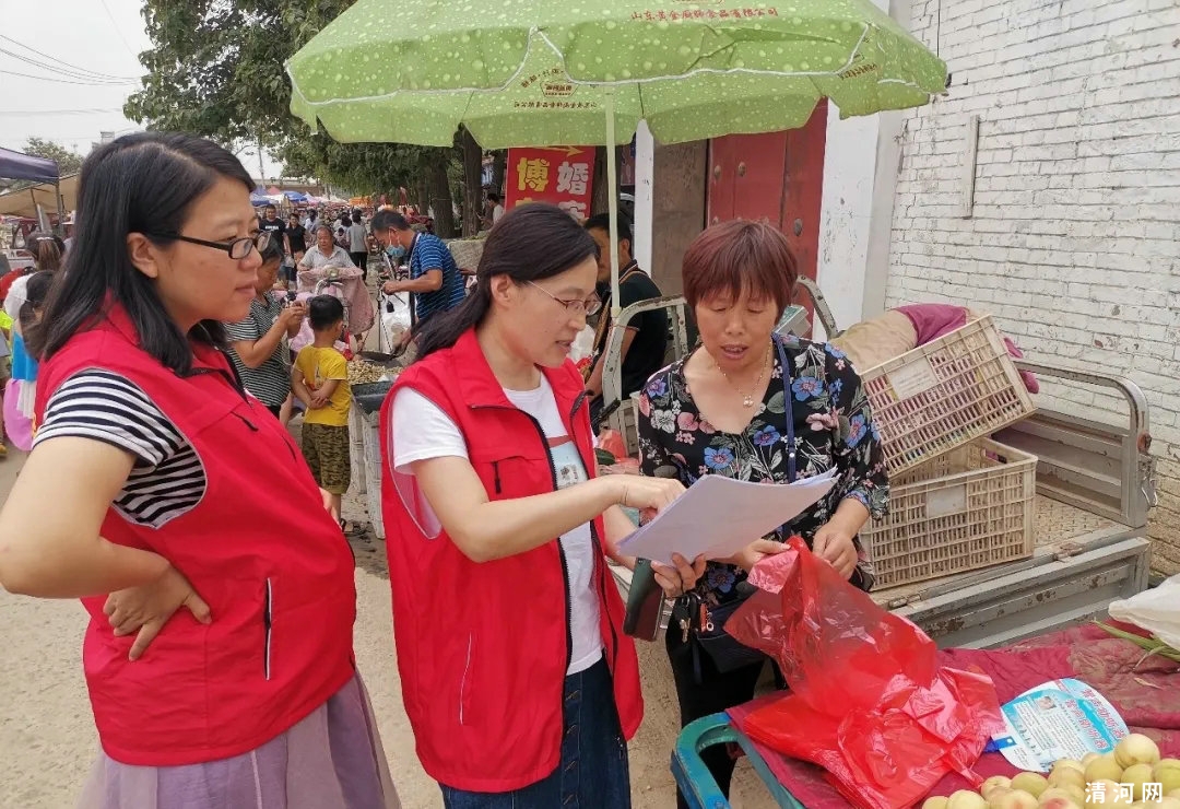 清河县连庄镇开展网络宣传与网络辟谣进集市活动
